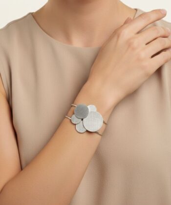 Alternative view of Βραχιόλι με γεωμετρικά σχέδια κύκλους σε ασημί