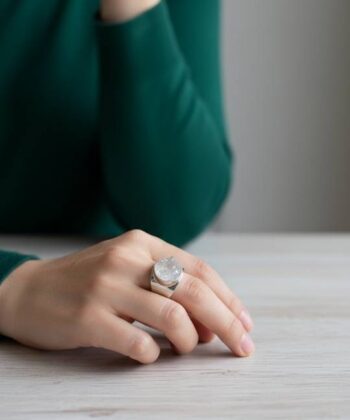 Alternative view of Δαχτυλίδι ασημένιο με λευκό χαλαζία