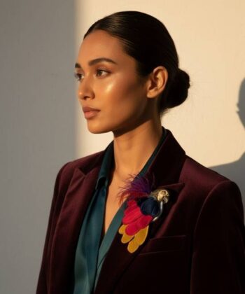 Alternative view of Καρφίτσα παπαγάλος σε μπλε, κόκκινες και λαδί αποχρώσεις