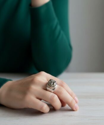 Alternative view of Δαχτυλίδι ασημένιο με σιδηροπυρίτη κλειστό
