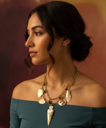 Alternative view of Διπλό κολιέ με χαραγμένα σύμβολα και ημιπολύτιμους λίθους